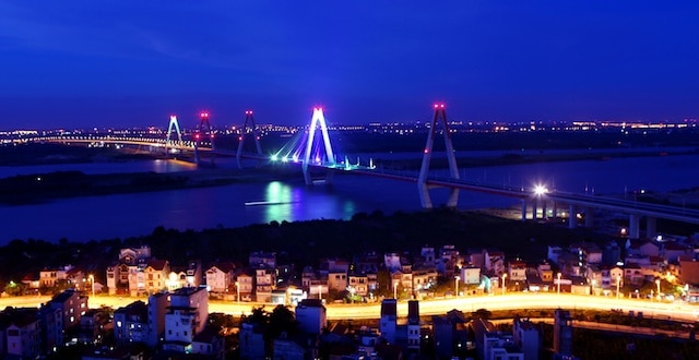 cầu Nhật Tân khi đêm xuống