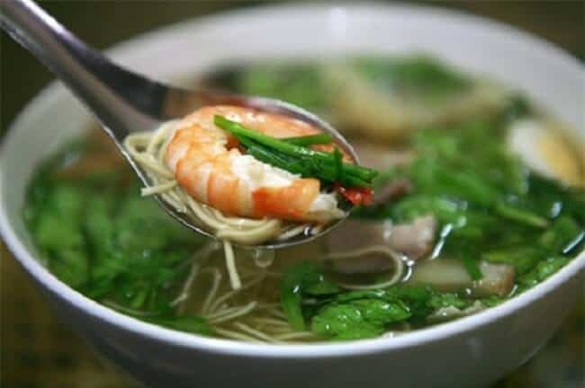 Ăn sáng với mì vằn thắn phố Nguyễn Biểu