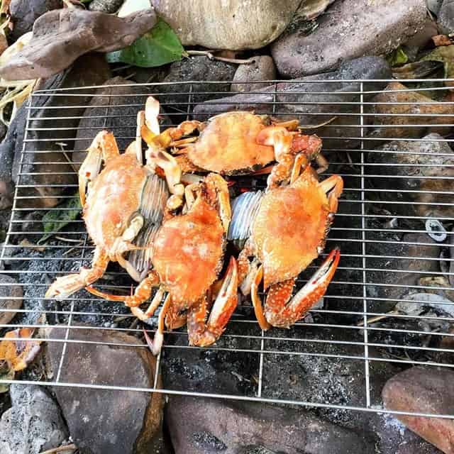 Nướng hải sản trên bờ biển Nướng hải sản trên bờ biển