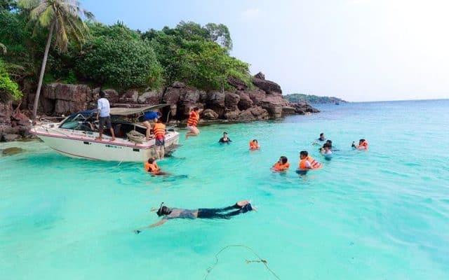 Thả mình vào dòng nước ngọc bích Thả mình vào dòng nước ngọc bích