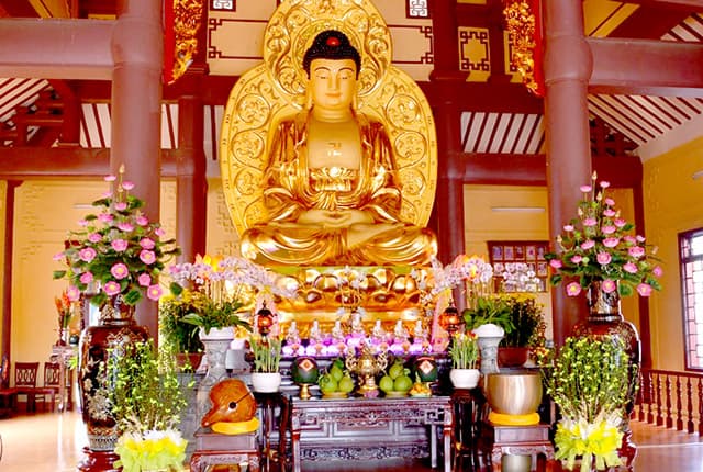Tượng Phật mạ vàng toát lên vẻ uy nghiêm mà hiền từ Tượng Phật mạ vàng toát lên vẻ uy nghiêm mà hiền từ