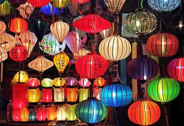Phố phường ngập sắc đèn lồng (Ảnh: ST)