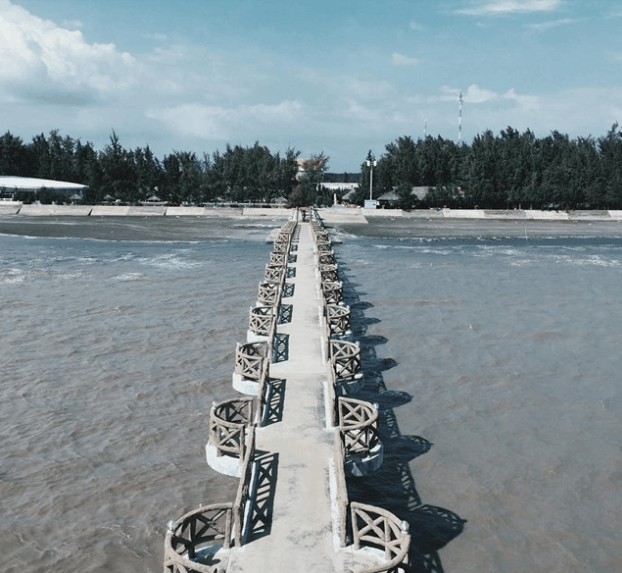 Cây cầu Nam Hải dẫn du khách ra nhà hàng trên biển