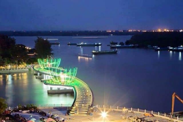 Dáng hình chữ S của cây cầu trên bến Ninh Kiều Dáng hình chữ S của cây cầu trên bến Ninh Kiều