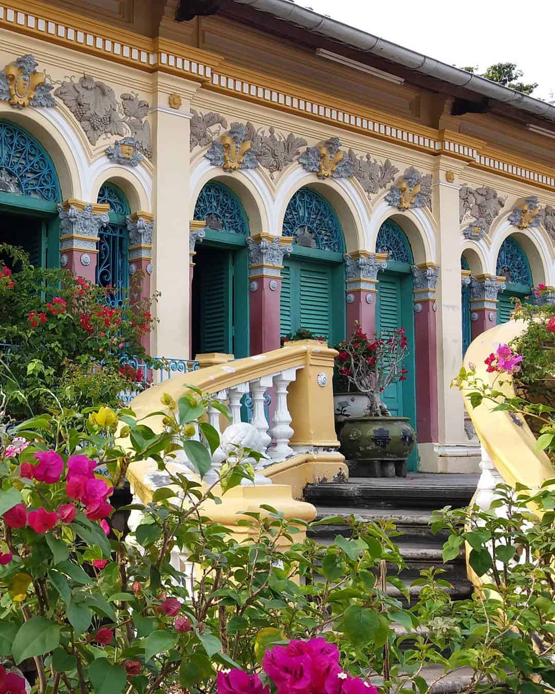 Lối cầu thang dẫn lên gian chính Lối cầu thang dẫn lên gian chính