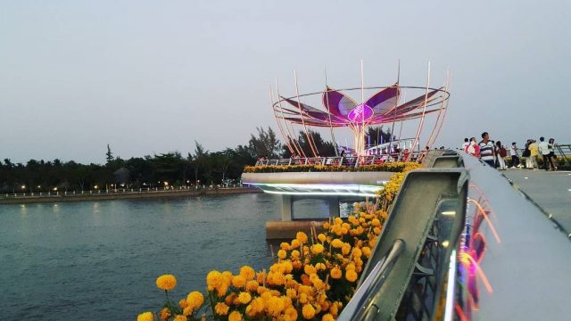 Khung cảnh thơ mộng ngập tràn hương sắc muôn hoa trên cầu tình yêu Cần Thơ Khung cảnh thơ mộng ngập tràn hương sắc muôn hoa trên cầu tình yêu Cần Thơ