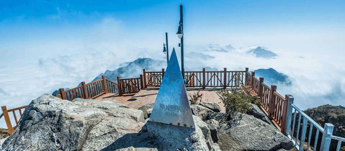 Cột mốc trên đỉnh nóc nhà Đông Dương