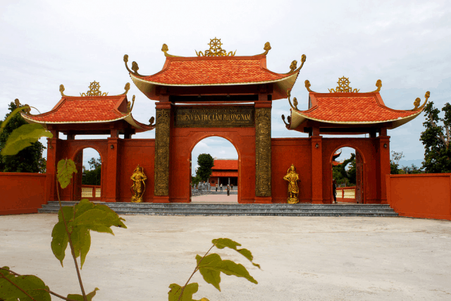 Cổng tam quan khang trang rộng rãi Cổng tam quan khang trang rộng rãi