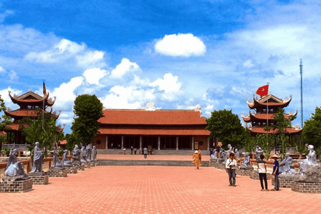 Sân lát rộng thênh thang lát gạch đỏ tươi Sân lát rộng thênh thang lát gạch đỏ tươi