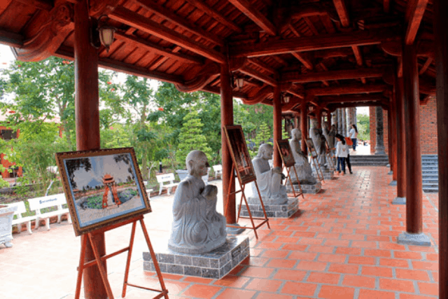 Hành lang đặt tượng các vị la hán tạc bằng đá hoa cương Hành lang đặt tượng các vị la hán tạc bằng đá hoa cương