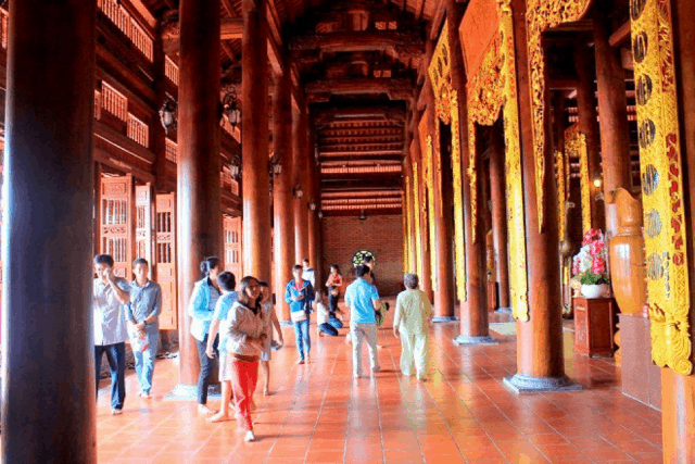 Người dân đi lễ chùa vào ngày Rằm, mùng Một Người dân đi lễ chùa vào ngày Rằm, mùng Một