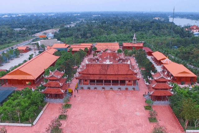 Khuôn viên rộng lớn gồm nhiều khu công trình Khuôn viên rộng lớn gồm nhiều khu công trình