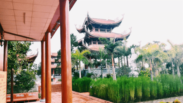 Trong thiền viện trồng nhiều cây xanh điều hòa không khí Trong thiền viện trồng nhiều cây xanh điều hòa không khí