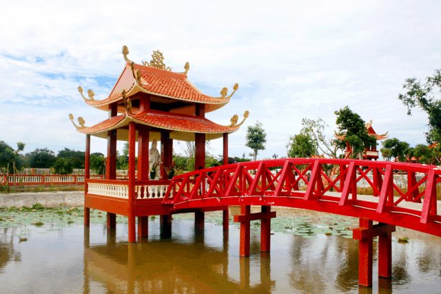 Cầu ra thủy tạ sơn đỏ chói Cầu ra thủy tạ sơn đỏ chói