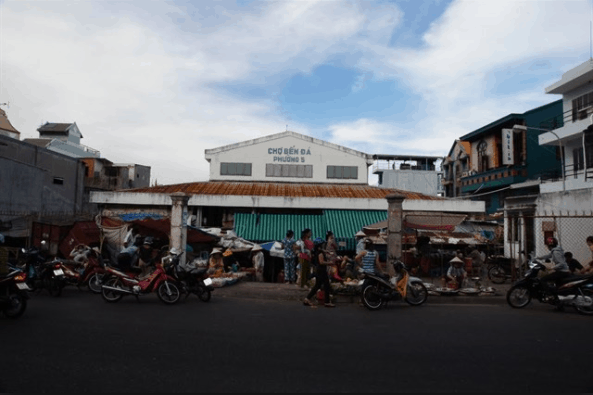 Cổng lớn vào chợ Bến Đá