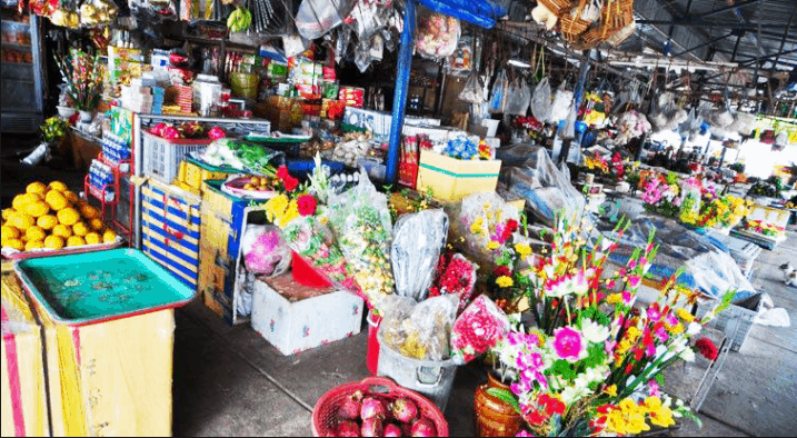 Khu bán hàng khô của chợ Côn Đảo
