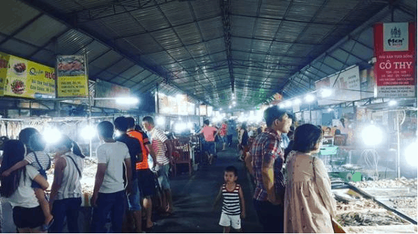 Chợ đêm Vũng Tàu rất đông khách đến ăn đêm