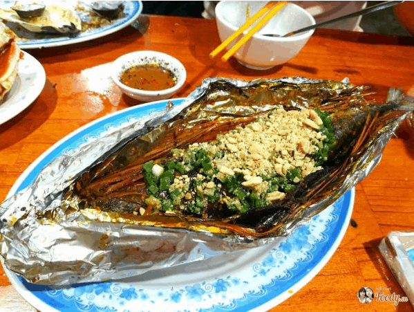 Cá nướng thơm ngon do người bán hàng ở chợ đêm chế biến