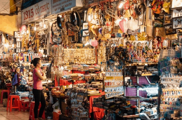 Những món đồ kỷ niệm ở chợ Bến Thành (Ảnh ST)