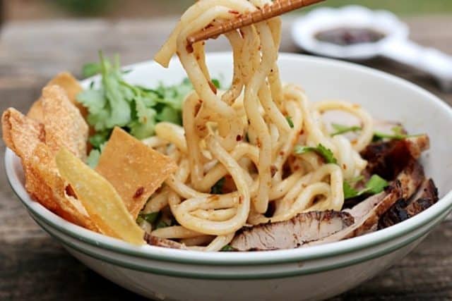 Vượt cả đoạn đường phượt xa để đến Hội An hãy làm ngay tô cao lầu bà Bé nóng hổi đến xua đi cái mệt (Ảnh: ST)