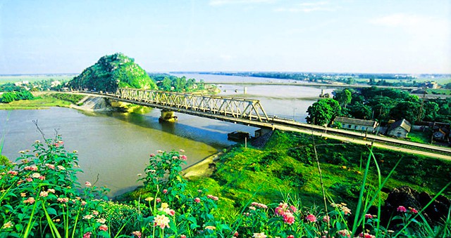 Cầu Hàm Rồng bắc qua sông Mã Cầu Hàm Rồng bắc qua sông Mã