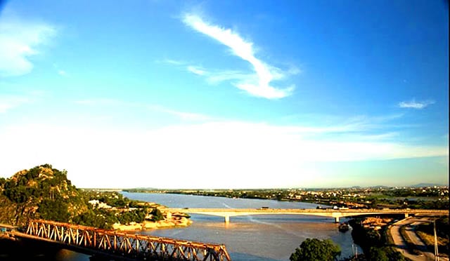 Cầu Hàm Long nằm ngay cạnh cầu Hàm Rồng Cầu Hàm Long nằm ngay cạnh cầu Hàm Rồng