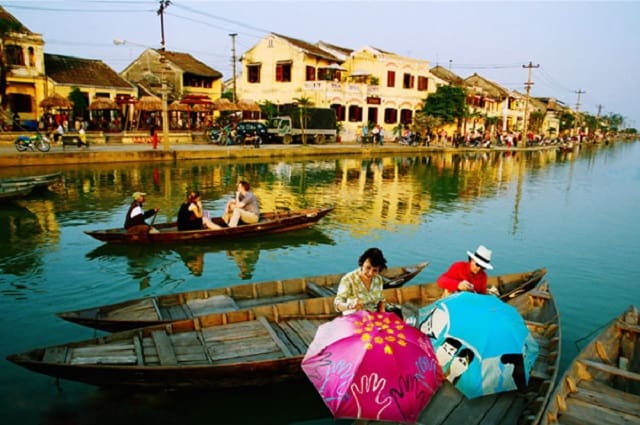 Cảnh chèo thuyền trên sông Thu Bồn (Ảnh: ST)