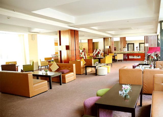 Nhà hàng sang trọng xa hoa trong khách sạn Nhà hàng sang trọng xa hoa trong khách sạn