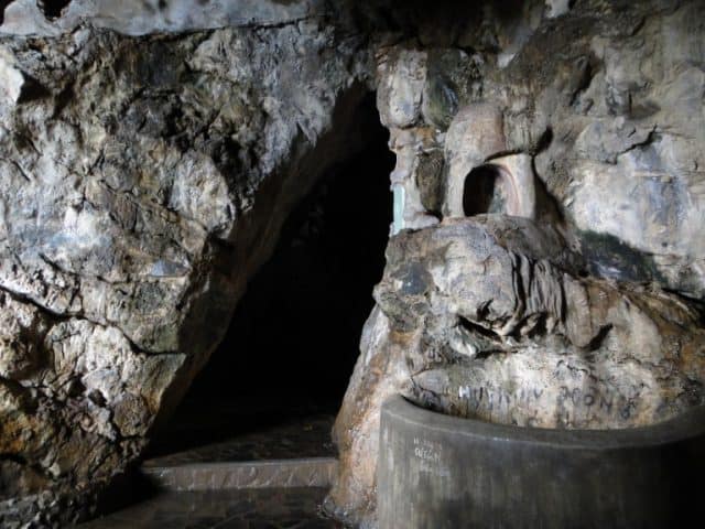 Cửa hang thông ra biển Mũi Nai 