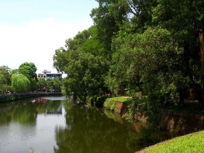 Hào nước xung quanh thành cổ Sơn Tây 