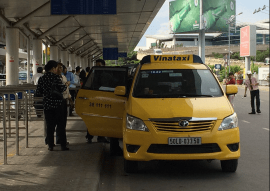 Hình ảnh hãng xe Vina Taxi đón khách tại Sân bay Tân Sơn Nhất