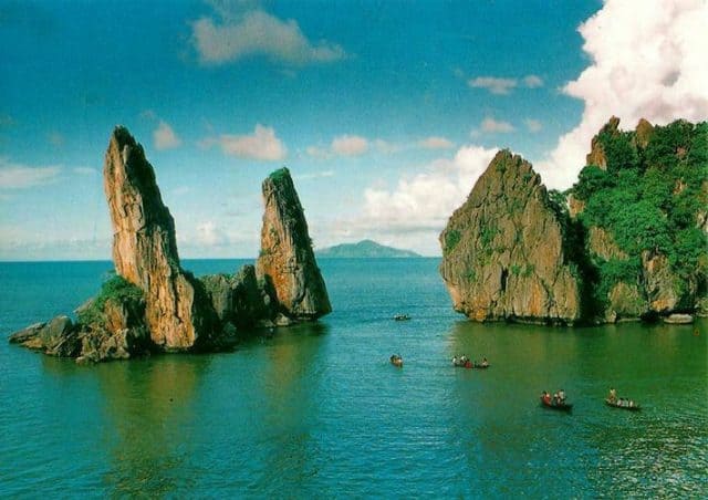 Hòn Phụ Tử tượng trưng cho tình cảm thiêng liêng của hai cha con