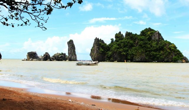 Hòn Phụ Tử ngày nay chỉ còn lại hòn Tử 
