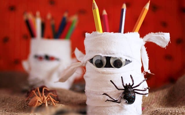 tặng quà halloween ấn tượng là đồ dùng học tập