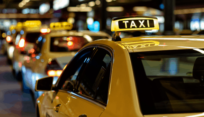 Taxi là phương tiện di chuyển phổ biến tại sân bay