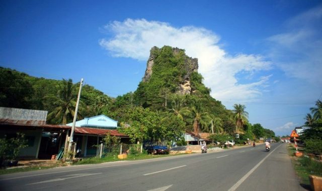 Thạch Động nằm ven đường Hà Tiên đi Campuchia