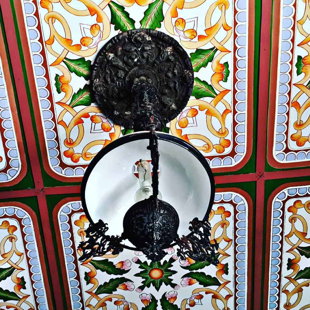 Trần nhà cũng được trang trí bằng các họa tiết khác nhau Trần nhà cũng được trang trí bằng các họa tiết khác nhau