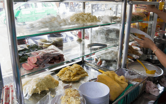 Đồ ăn được đặt trong tủ kính sạch sẽ (sưu tầm) bánh tằm bì ngon ở sài gòn