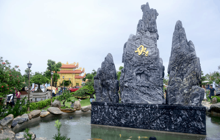 Núi đá (sưu tầm) đền thờ tổ nghiệp quận 9