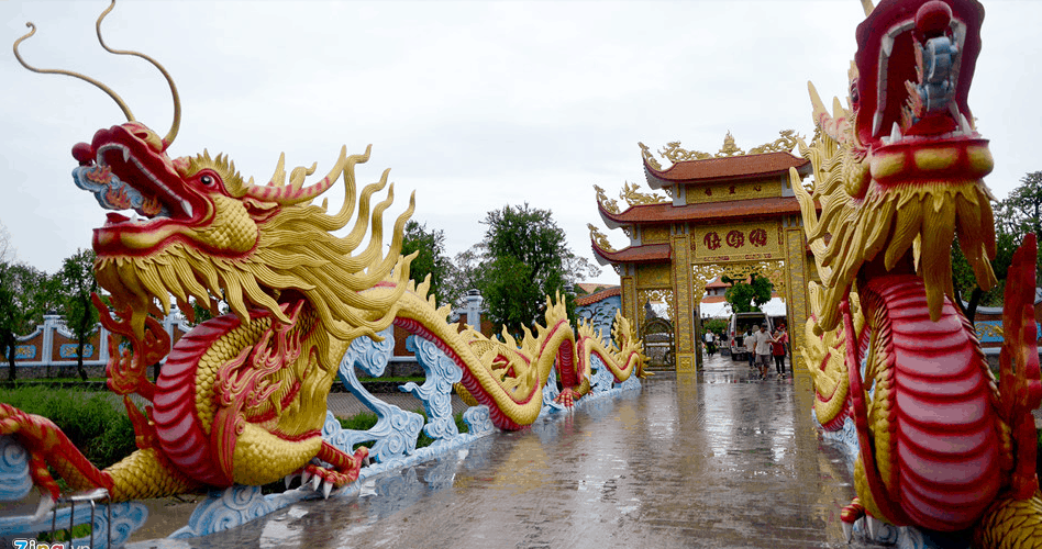 Cổng vào (sưu tầm) đền thờ tổ nghiệp quận 9