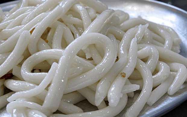 Sợi bánh được làm một cách tỉ mỉ (sưu tầm) bánh tằm bì ngon ở sài gòn