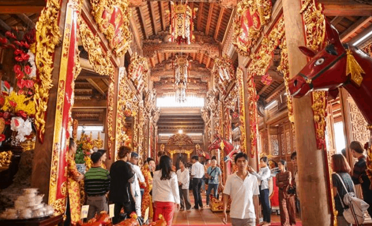 Khu đền thu hút rất nhiều nghệ sĩ và người dân đến tham quan (sưu tầm) đền thờ tổ nghiệp quận 9