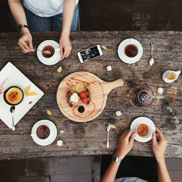 Bên cạnh trà, cafe, quán còn phục vụ các món ăn từ Á đến Âu với giá 100.000 - 350.000 đồng