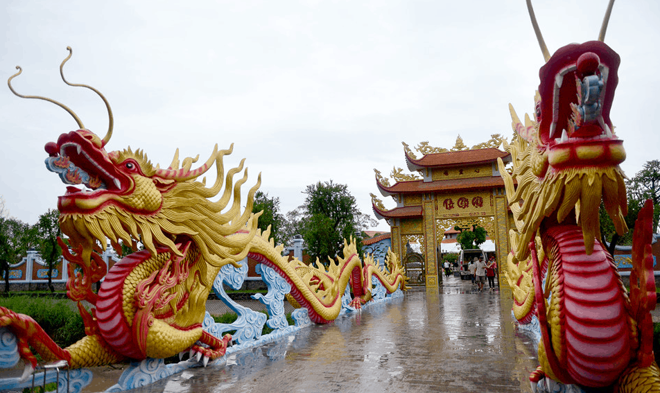 Cặp rồng bên ngoài (sưu tầm) đền thờ tổ nghiệp quận 9