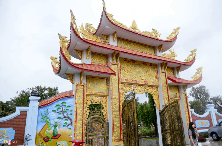 Cổng nhìn từ phía trong (sưu tầm) đền thờ tổ nghiệp quận 9
