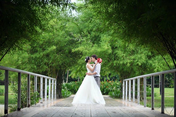 Ảnh cưới được chụp tại công viên thành phố mới