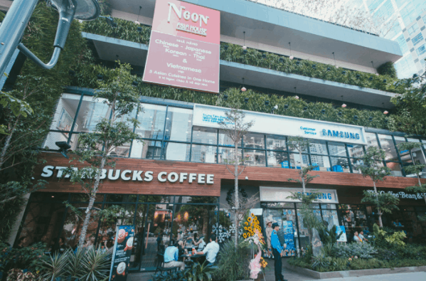 Bên ngoài Saigon Garden được trang trí rất nhiều câu xanh Bên ngoài Saigon Garden được trang trí rất nhiều câu xanh
