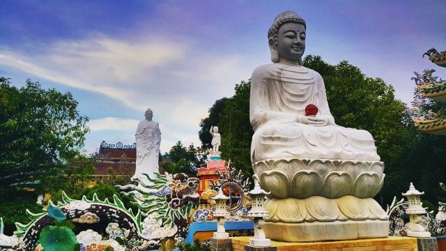 du khách không nên bỏ qua ngôi chùa Thiên Ấn