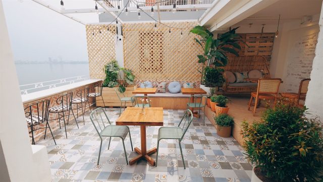 Cafe cup of Tea có view ngắm trọn Hồ Tây cực đẹp