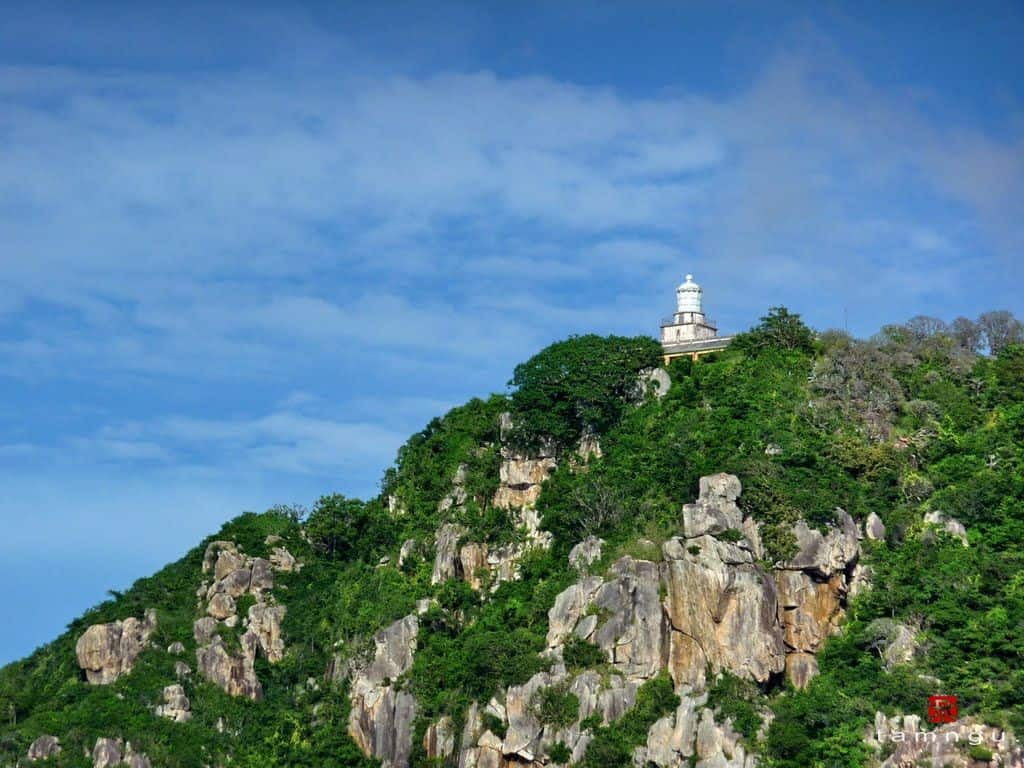 Ngọn hải đăng nằm ở phía Đông Bắc của hòn đảo Ngọn hải đăng nằm ở phía Đông Bắc của hòn đảo